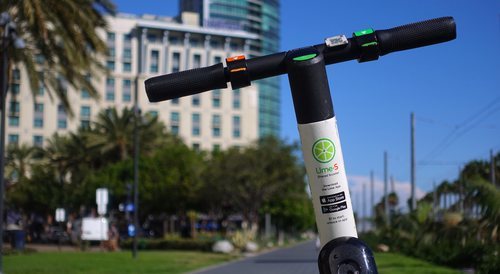 Lime compite con Bird Rides por ofrecer el mejor servicio de alquiler compartido de patinetes eléctricos. La empresa norteamericana también llegó a estar valorada en 2 billones de dólares.