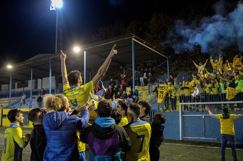 Jugadores manteando a Joan Casacuberta al final del último partido de su carrera enfrente de la hinchada de Beers & Songs