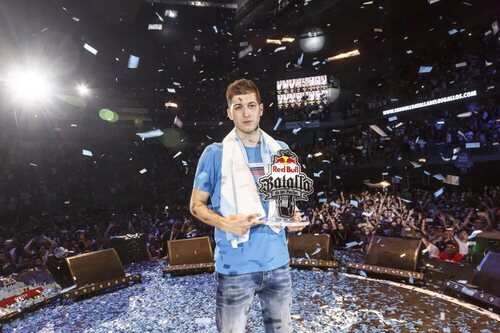 Chuty con el trofeo de campeón de la nacional de Red Bull de 2017