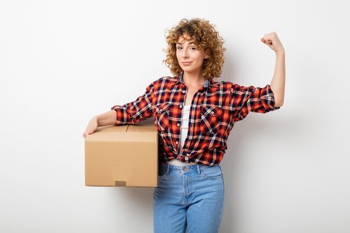 No tienes que llevar tú sí o sí todas las cajas en una mudanza ni todas las bolsas de la compra. Las mujeres también son fuertes.