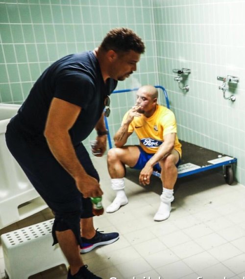 Roberto Carlos y Ronaldo Nazario en el descanso de un partido senior contra Dinamarca