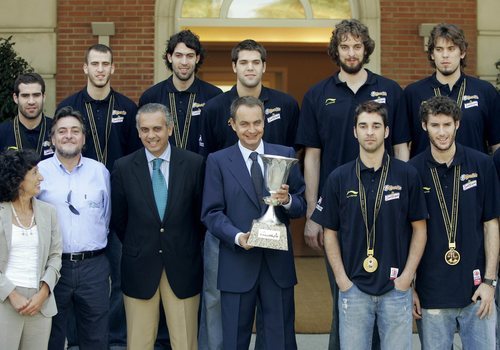 Pepu Hernández, con unos jovencísimos jugadores, junto a sus actuales compañeros de partido del PSOE (2006).