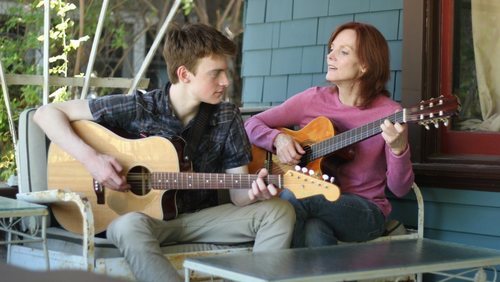 La madre y el hermano de Billie en una captura de la película 'Life Inside Out'