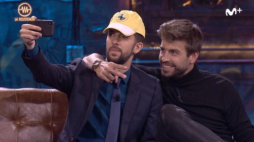 Piqué, repitiendo el 'Se queda' con Broncano y su gorra del Papa.