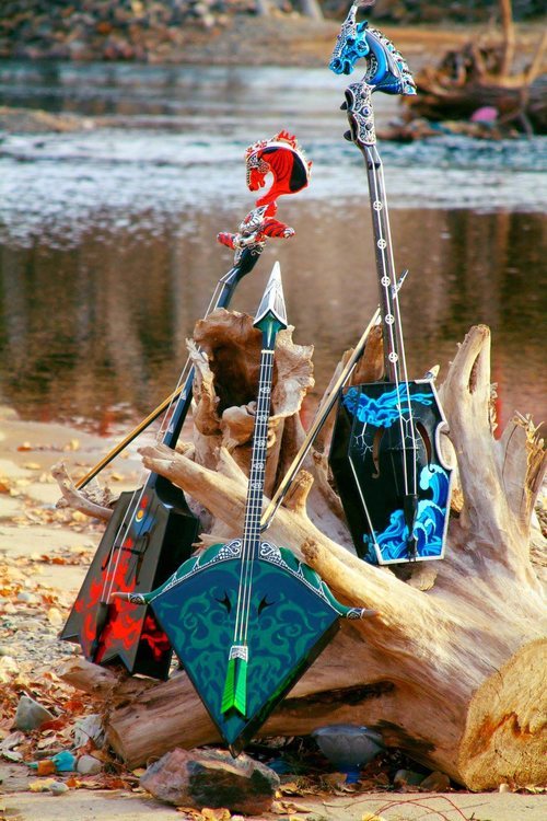 Estos son los instrumentos típicos mongoles que toca la banda. Dos Morin Khuur (rojo y azul) y un Tovshuur (verde).