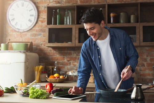 Un hombre que cocine (bien) es un partidazo, se mire por donde se mire.