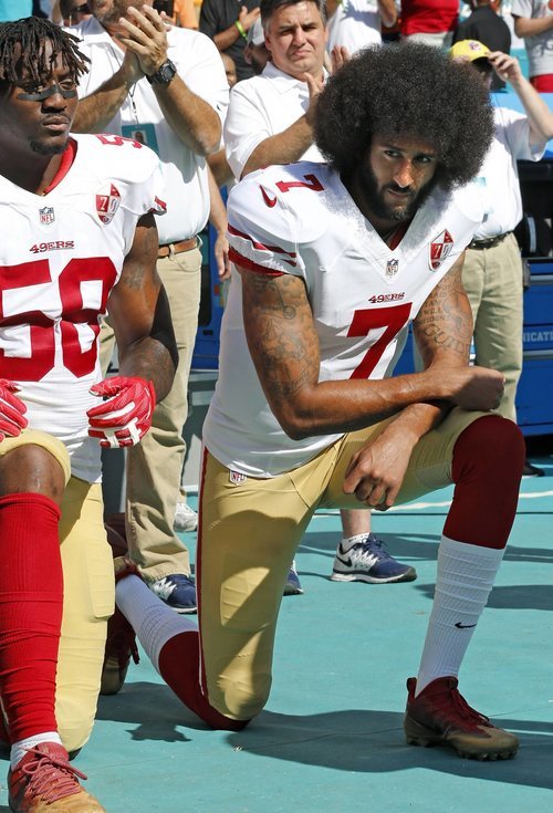 El gesto de Kaepernick impulsó un movimiento de protesta en la NFL.