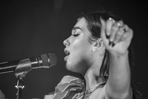 Dua Lipa durante un concierto en San Francisco.