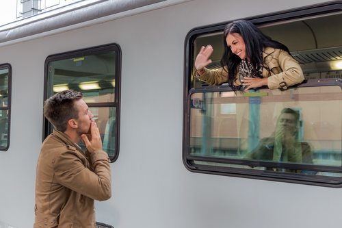 Las relaciones a distancia implican pasar mucho tiempo viajando.