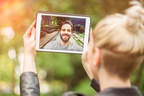 Las nuevas tecnologías hacen más fácil la comunicación.