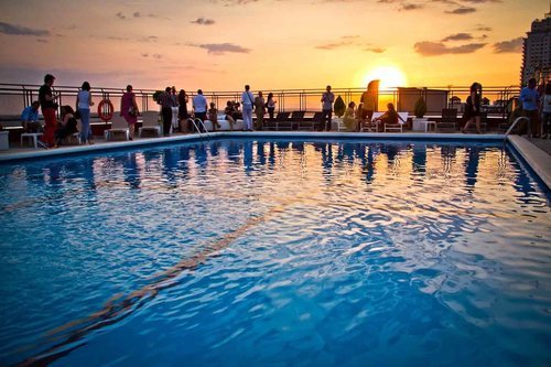 La piscina, complemento ideal de la terraza Roof Garden del Hotel Emperador.