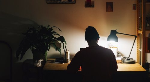 El aislamiento de los jóvenes en sus habitaciones ha ido aumentando durante la pandemia, donde han buscado entretenimientos de todo tipo.